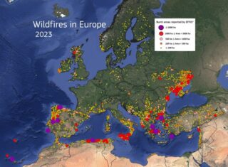 🔥 Οι πυρκαγιές και οι επιπτώσεις τους στην Ευρώπη: Ένα κάλεσμα για δράση 🔥

Το 2023 ήταν μια από τις χειρότερες χρονιές για πυρκαγιές στην Ευρωπαϊκή Ένωση τα τελευταία 20 χρόνια:
🔴 Περισσότερα από 500,000 εκτάρια φυσικών περιοχών επλήγησαν.
🔴 Η φωτιά στην περιοχή της Αλεξανδρούπολης κατέγραψε το μεγαλύτερο μέγεθος σε ενιαία πυρκαγιά στην ιστορία της ΕΕ.
🔴 Οι λεγόμενες ‘Megafires’, που είναι αδύνατον να ελεγχθούν με παραδοσιακά μέσα, γίνονται όλο και πιο συχνές.

Η αύξηση της συχνότητας και της έντασης των πυρκαγιών είναι σαφής συνέπεια της κλιματικής αλλαγής, η οποία παρατείνει τις περιόδους κινδύνου και πλήττει περιοχές που προηγουμένως δεν ήταν ευάλωτες.

Παρόλο που το 2024 σημείωσε μείωση στις πυρκαγιές, οι ζημιές παραμένουν πάνω από τον μέσο όρο της δεκαετίας.

🌍 Η πρόληψη, η ανθεκτικότητα και η δράση ενάντια στην κλιματική αλλαγή είναι πιο κρίσιμες από ποτέ.

🔗 Διαβάστε περισσότερα στην ανάλυση της Ευρωπαϊκής Επιτροπής: europa.eu/!KyvRhh

#ClimateCrisis #Wildfires #FirePrevention #CommunityResilience #EuropeanCommission #FireSafety #emtinstituteofdevelopment