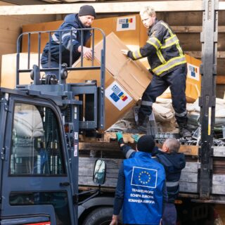 🌍 Ο Μηχανισμός Πολιτικής Προστασίας της ΕΕ: Μια Ασπίδα Αλληλεγγύης 🌍

Η Ευρωπαϊκή Ένωση στέκεται δίπλα στις χώρες που αντιμετωπίζουν καταστροφές μέσω του Μηχανισμού Πολιτικής Προστασίας της ΕΕ. Από πυρκαγιές και πλημμύρες έως σεισμούς και ανθρωπιστικές κρίσεις, αυτός ο μηχανισμός συντονίζει και κινητοποιεί βοήθεια από όλες τις χώρες-μέλη, ενισχύοντας την αλληλεγγύη και την ταχύτητα ανταπόκρισης.

💪 Το 2023, η Ελλάδα και πολλές άλλες χώρες επωφελήθηκαν από αυτήν τη συνεργασία για την αντιμετώπιση καταστροφών, όπως οι πυρκαγιές που έπληξαν τη Μεσόγειο.

🚨 Πώς λειτουργεί ο Μηχανισμός Πολιτικής Προστασίας της ΕΕ;
Συντονίζει την υποστήριξη των χωρών-μελών όταν μια κρίση ξεπερνά τις εθνικές δυνατότητες.

Ενισχύει τη συνεργασία μέσω της πλατφόρμας rescEU, που περιλαμβάνει κοινά αποθέματα εξοπλισμού και προσωπικού.
Προωθεί την πρόληψη, την προετοιμασία και την ανθεκτικότητα απέναντι στις καταστροφές.

Δείτε περισσότερα για τη δράση και τον αντίκτυπο του μηχανισμού εδώ:
🔗https://bit.ly/4gGyvpW

#EUCivilProtection #EUSolidarity #Resilience #DisasterManagement #ClimateAction #CivilProtection #FireSafety #emtinstituteofdevelopment