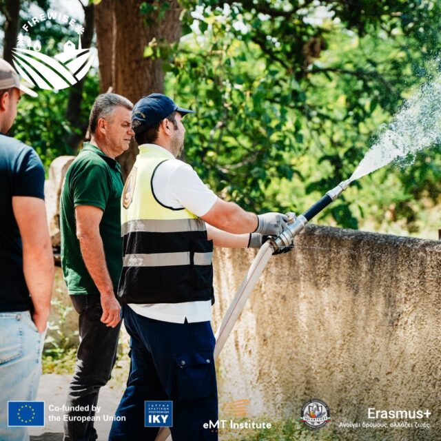 🔥 Το FIREWISE ξεκίνησε τη δράση του με το 1ο Workshop Πυρασφάλειας στη Ξάνθη, παρέχοντας στους αγρότες και κτηνοτρόφους ουσιαστική εκπαίδευση μέσα από πρακτικές ασκήσεις και επιδείξεις πεδίου.🚒 Οι συμμετέχοντες είχαν την ευκαιρία να εφαρμόσουν στην πράξη:✅ Τεχνικές χρήσης πυροσβεστικού εξοπλισμού.✅ Διαχείριση της βλάστησης για τη μείωση του κινδύνου πυρκαγιών.✅ Σχέδια δράσης για άμεση ανταπόκριση σε περίπτωση φωτιάς.✅ Πρώτες βοήθειες σε έκτακτες καταστάσεις.🌿 Με την καθοδήγηση εξειδικευμένων επαγγελματιών, το Workshop επικεντρώθηκε στη σύνδεση θεωρίας και πράξης, δίνοντας στους συμμετέχοντες τη δυνατότητα να εξασκηθούν σε ρεαλιστικές συνθήκες και να ενισχύσουν την ετοιμότητά τους.🙏 Ευχαριστούμε θερμά όλους όσοι συμμετείχαν και συνέβαλαν στην επιτυχία της δράσης, κάνοντας ένα σημαντικό βήμα προς τη δημιουργία ασφαλέστερων και ανθεκτικών κοινοτήτων.#FirewiseProject #ErasmusPlus #Πυροπροστασία #CommunityResilience #FarmersTraining #ClimateCrisis #FireSafety #EMTInstituteOfDevelopment