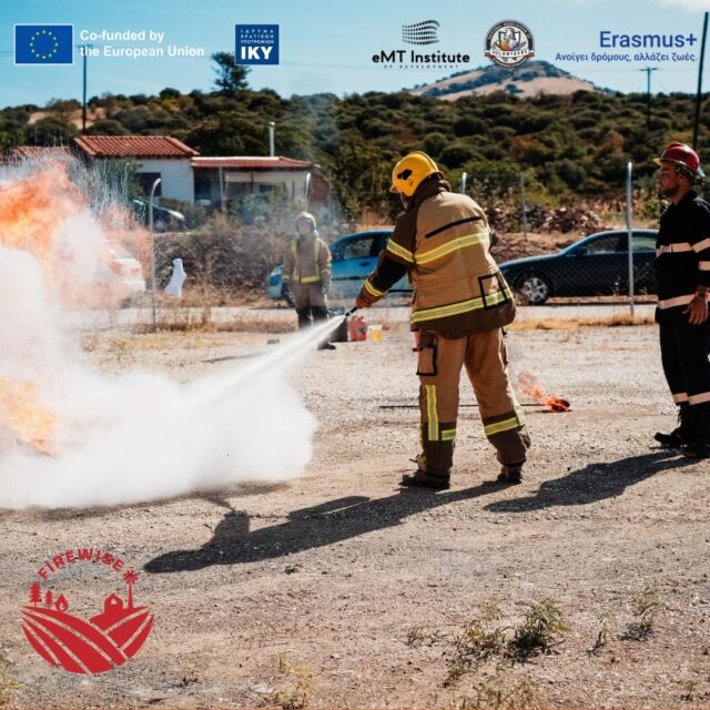 Στο επίκεντρο της δράσης του έργου FIREWISE βρέθηκε η πρόληψη και η αντιμετώπιση πυρκαγιών, με τη συμμετοχή της Εθνικής Ένωσης Εθελοντών της Δημοκρατίας της Βουλγαρίας, που παρουσίασε πρακτικές μεθόδους για το σβήσιμο πυρκαγιών του έργου FIREWISE στη Ξυλαγανή.🚒 Οι συμμετέχοντες στα εργαστήρια μας είχαν την ευκαιρία να παρακολουθήσουν:-Τεχνικές χρήσης εξοπλισμού πυρόσβεσης.-Πρακτικές επίδειξης σε ρεαλιστικές συνθήκες.-Εργαλεία για την ενίσχυση της πρόληψης πυρκαγιών στις κοινότητές τους.💪 Με στόχο την εκπαίδευση και την ανθεκτικότητα, το FIREWISE στηρίζει τους αγρότες και τους κτηνοτρόφους της Θράκης με ουσιαστικές δράσεις και πρακτική γνώση για την προστασία της γης τους και του περιβάλλοντος.#FirewiseProject #ErasmusPlusGREECE #Πυροπροστασία #FireSafety #CommunityResilience #Thrace #EmpoweringFarmers #VolunteerFirefighters #emtinstituteofdevelopment